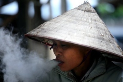 Con gái không biết hút thuốc lào sẽ ế chồng